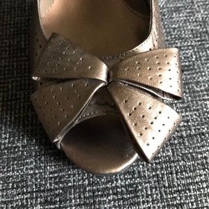 Bronze Bandolino heels peep toe